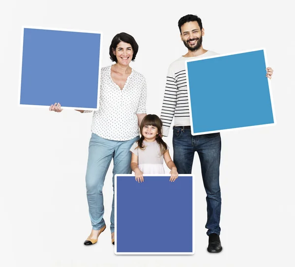 Familia Sosteniendo Tablas Cuadradas Azules —  Fotos de Stock