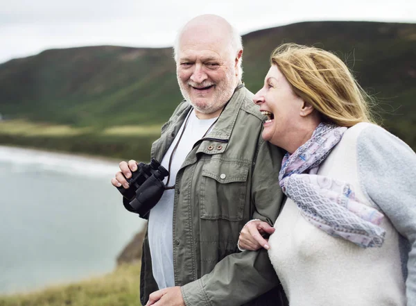 Счастливая Пожилая Пара Наслаждающаяся Биноклем — стоковое фото