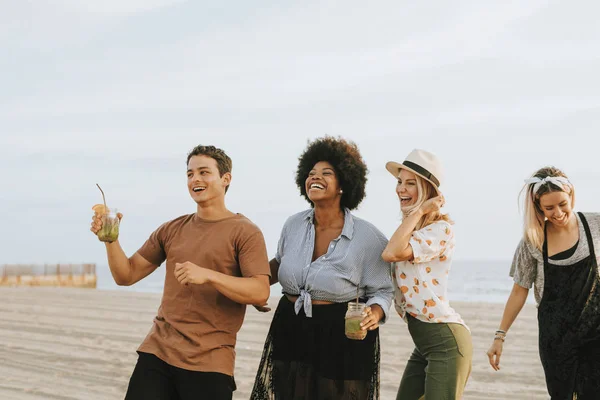 Amigos Bailando Divirtiéndose Playa — Foto de Stock