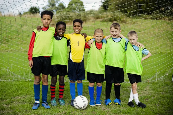 Junior Voetbal Team Staande Samen — Stockfoto