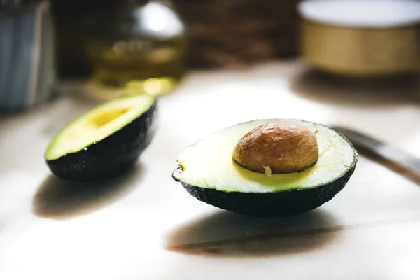 Aguacate Fresco Cortado Una Tabla Cortar —  Fotos de Stock