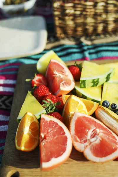 Frisches Obst Auf Einem Holzbrett Beim Picknick — Stockfoto