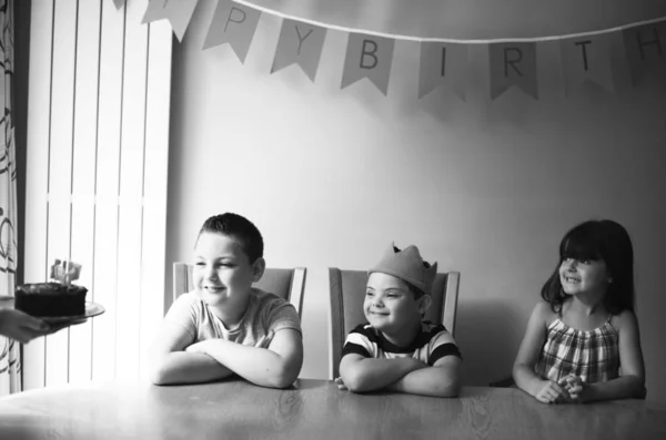 Familia Celebrando Cumpleaños Hijo — Foto de Stock