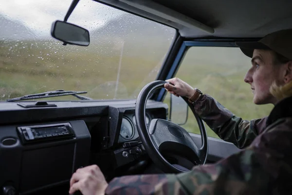 Adam eski bir Suv dağlık bölgelerde sürüş