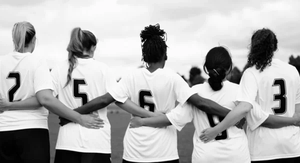 Jugadoras Fútbol Acurrucadas Pie Juntas — Foto de Stock