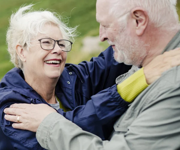 Heureux Couple Personnes Âgées Embrassant — Photo