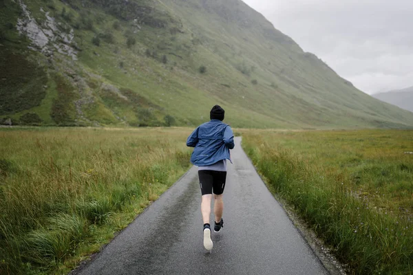 Man Jogging Genom Högländerna — Stockfoto