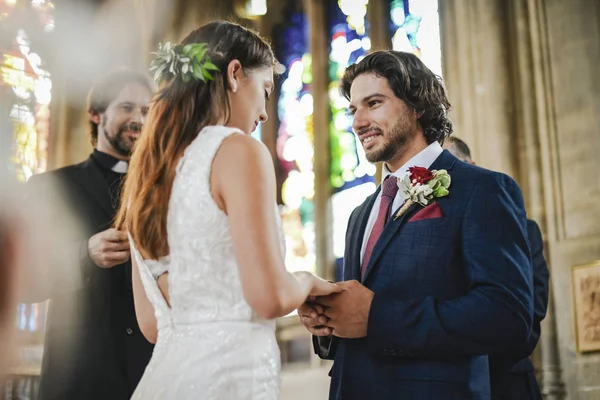 Bruden Och Brudgummen Vid Altaret — Stockfoto