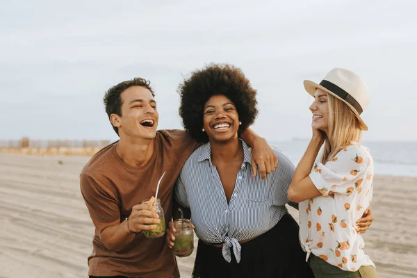 Amigos Bailando Divirtiéndose Playa —  Fotos de Stock