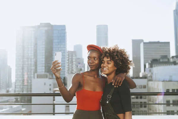 Chicas Tomando Una Selfie Una Azotea — Foto de Stock