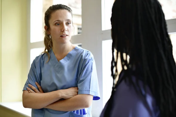 Verpleegkundigen Met Een Gesprek Hal Van Het Ziekenhuis — Stockfoto