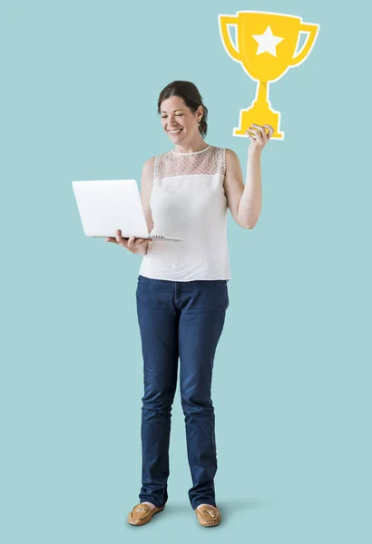 Bir Kupa Simgesi Tutan Bir Dizüstü Bilgisayar Kullanarak Bir Kadın — Stok fotoğraf