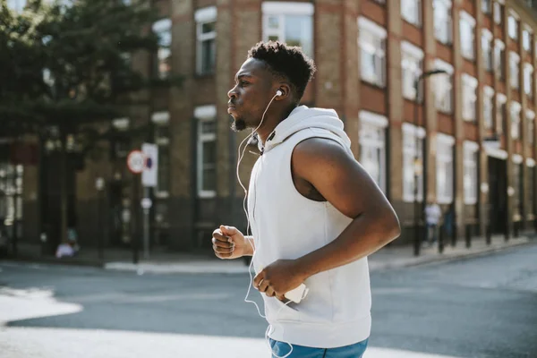 Hombre Atlético Corriendo Con Auriculares — Foto de Stock