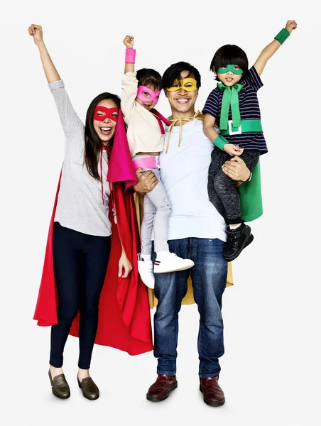 スーパー ヒーローの衣装を着て幸せな家族 — ストック写真