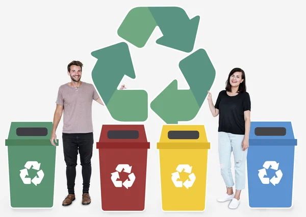 Paar Mit Recycling Symbol Und Mülltonnen — Stockfoto