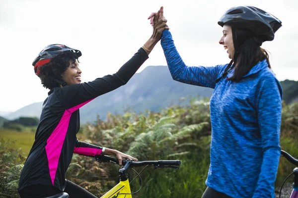 Ciclistas Sexo Feminino Dando Alto Cinco — Fotografia de Stock