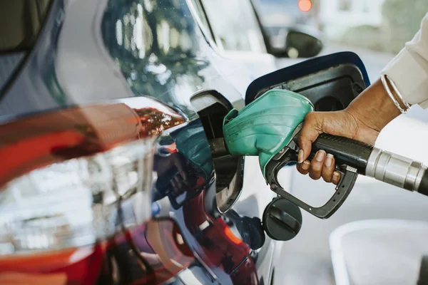 Mann Tankt Gas Seinem Auto — Stockfoto