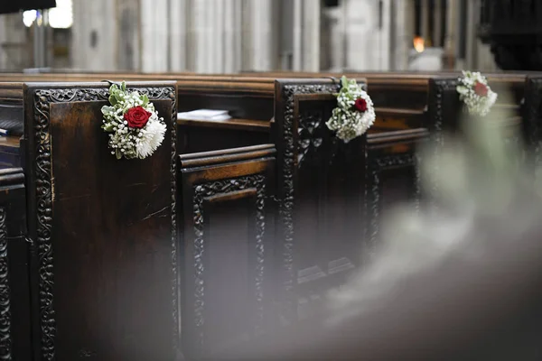 Gros Plan Des Bancs Dans Une Église — Photo