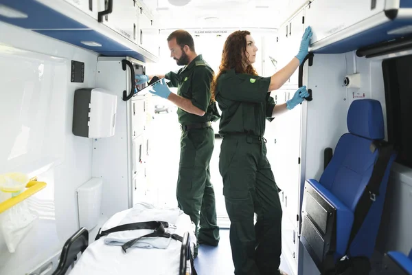 Yardım Ekibi Bir Ambulans Ekipmanları Kontrol — Stok fotoğraf