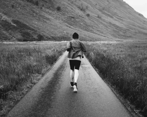 Adam Highlands Koşu — Stok fotoğraf