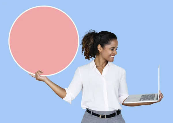 Mujer Feliz Con Ordenador Portátil Una Tabla Vacía —  Fotos de Stock