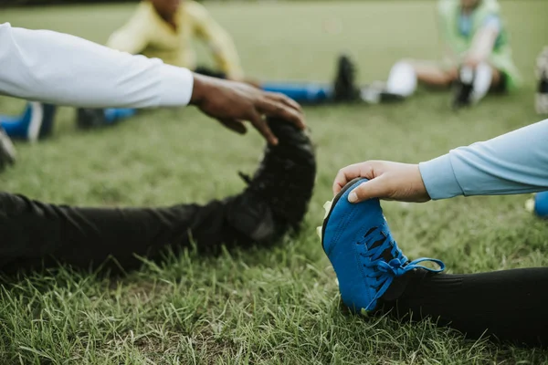 Close Van Kinderen Die Zich Uitstrekt Het Veld — Stockfoto