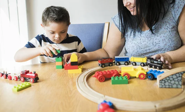 Mor Och Son Spelar Tillsammans Vid Ett Bord — Stockfoto