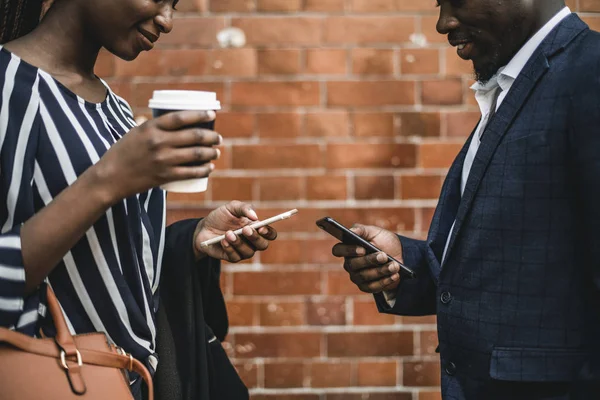 Zwei Geschäftsleute Die Mit Ihren Telefonen Beschäftigt Sind — Stockfoto