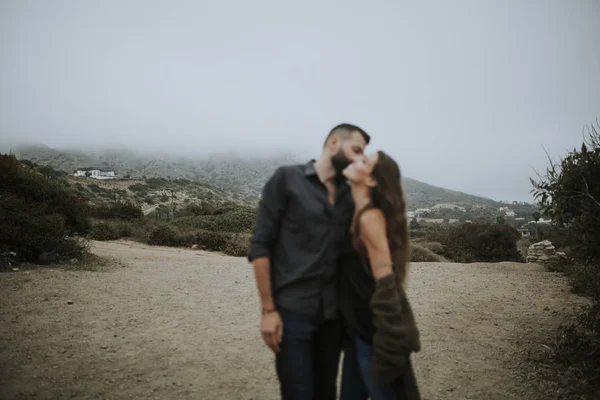 Pareja Abrazándose Playa — Foto de Stock