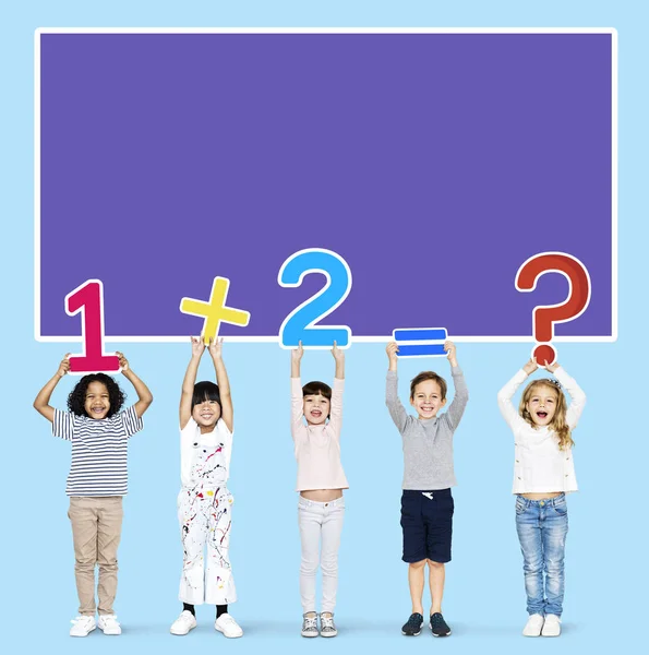 Öğrenme Matematik Numaraları Ile Okul Çocukları — Stok fotoğraf