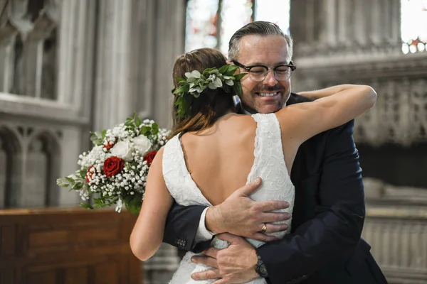 Pai Parabenizando Sua Filha Dia Casamento — Fotografia de Stock
