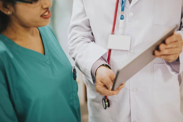 Médico Enfermeiro Discutindo Caso Médico — Fotografia de Stock