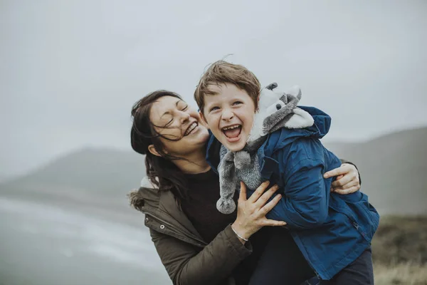 Lycklig Mor Och Son Njuter Dyrbara Ögonblick — Stockfoto