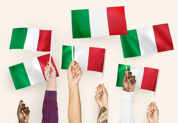 Ruce Mávali Vlajkami Itálie — Stock fotografie