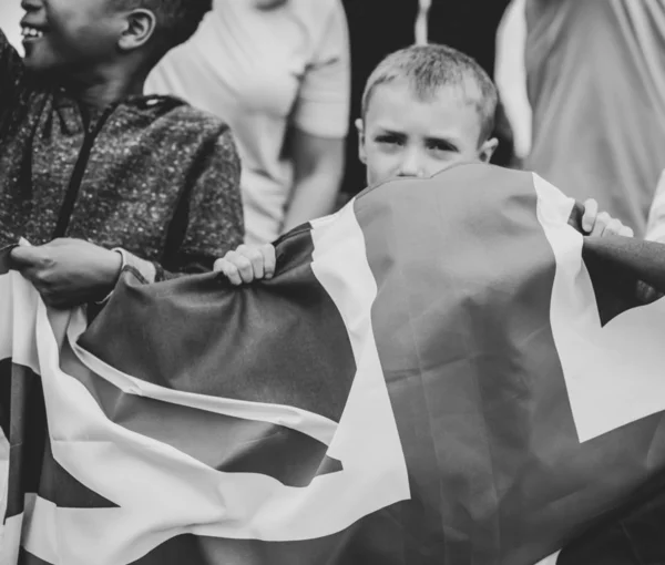 Группа Разнообразных Детей Демонстрирует Флаг Великобритании Знак Протеста — стоковое фото