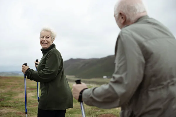 Feliz Seniors Caminando Con Bastones Trekking — Foto de Stock