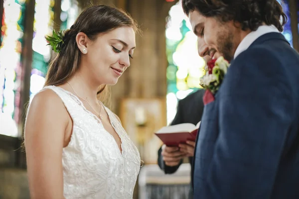 Novia Novio Altar —  Fotos de Stock