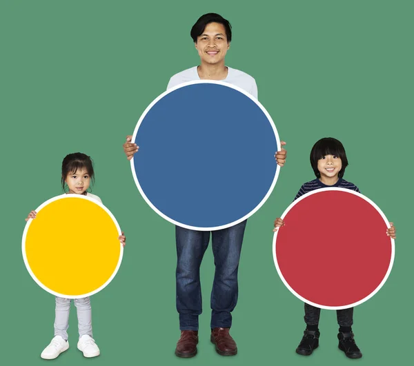 Familia Feliz Celebración Coloridos Tableros Redondos — Foto de Stock