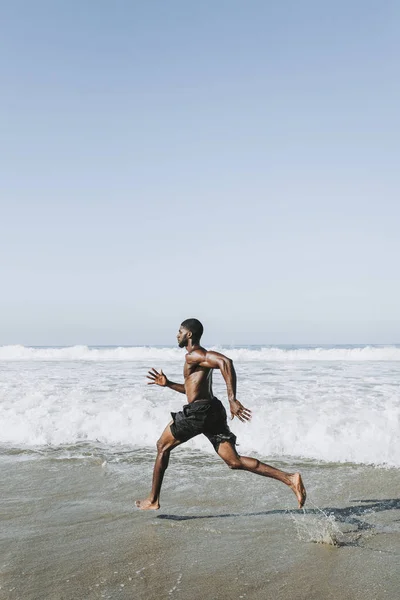 Χωράει Άνθρωπος Που Τρέχει Στην Παραλία — Φωτογραφία Αρχείου