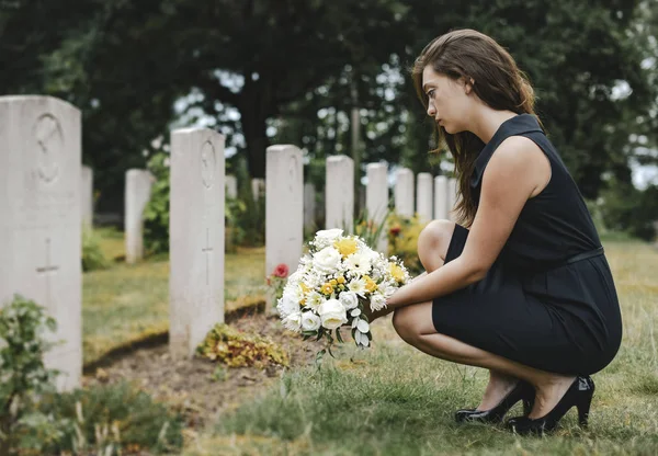 Junge Witwe Legt Blumen Grab Nieder — Stockfoto