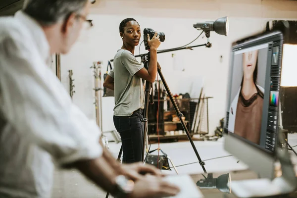 Diretor Comunicando Com Fotógrafo — Fotografia de Stock