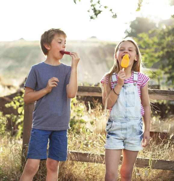 夏にアイス アイスキャンディーを食べる子供たち — ストック写真