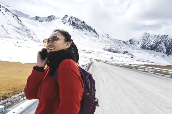 Reiziger Telefoon Himalaya Bergen — Stockfoto