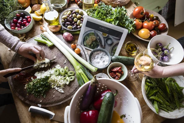 Una Tableta Digital Medio Banco Cocina Ocupado — Foto de Stock