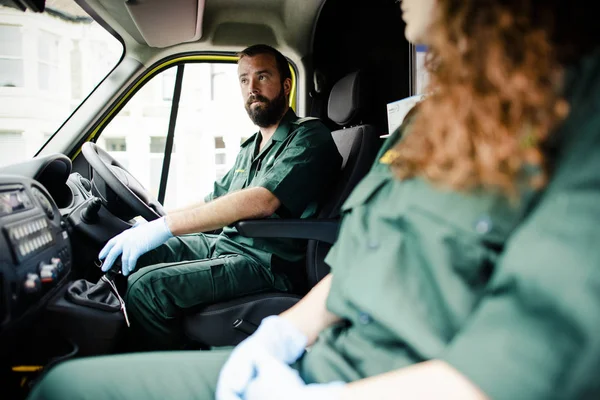 Hombre Paramédico Conduciendo Una Ambulancia — Foto de Stock