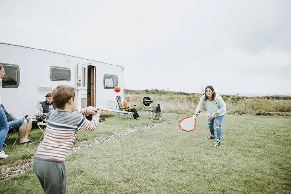 Mère Fils Jouant Tennis Plage — Photo