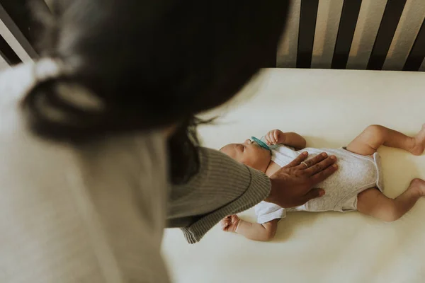 Ibu Merawat Bayi Yang Sedang Tidur Stok Foto