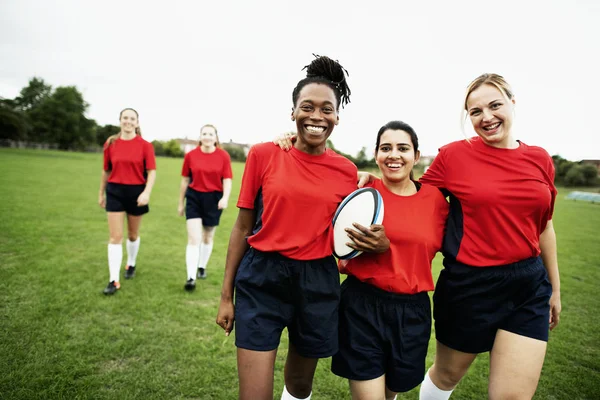 Jogadoras Rugby Femininas Enérgicas Caminhando Juntas — Fotografia de Stock