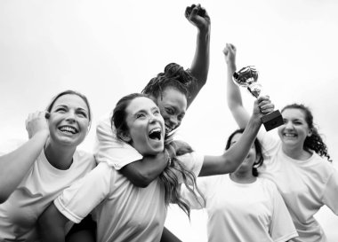 Neşeli futbolcular zaferlerini kutluyor