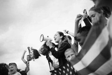 Amerikalı aktivistler bir grup protesto ediyor